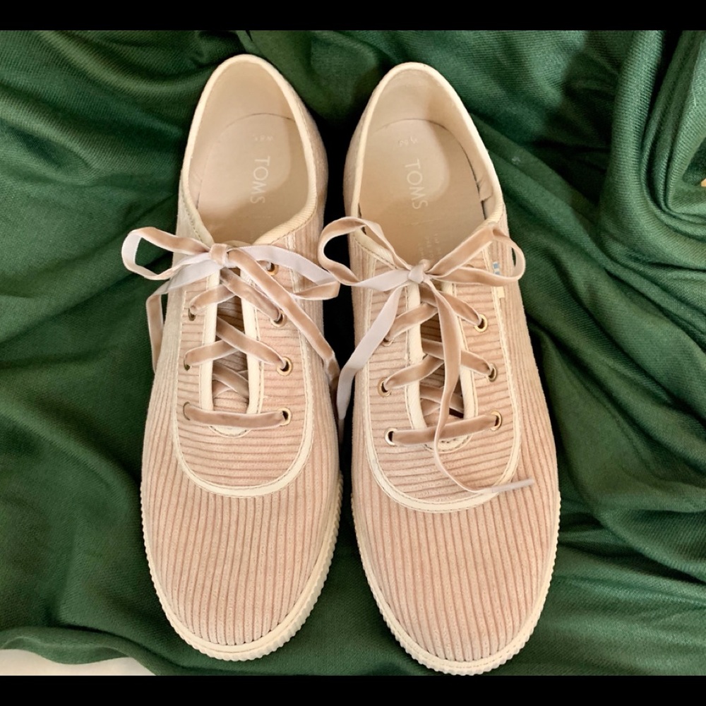 Toms Oxford Tan Corduroy Carmel Sneakers. Same as new. Size 8.5.